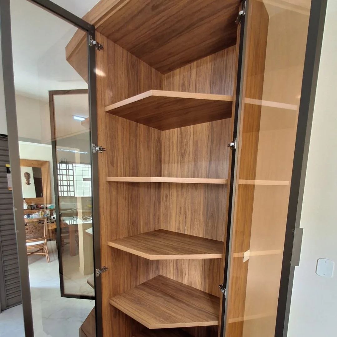 Closet planejado com prateleiras em formato de canto e portas espelhadas — Mollo Art